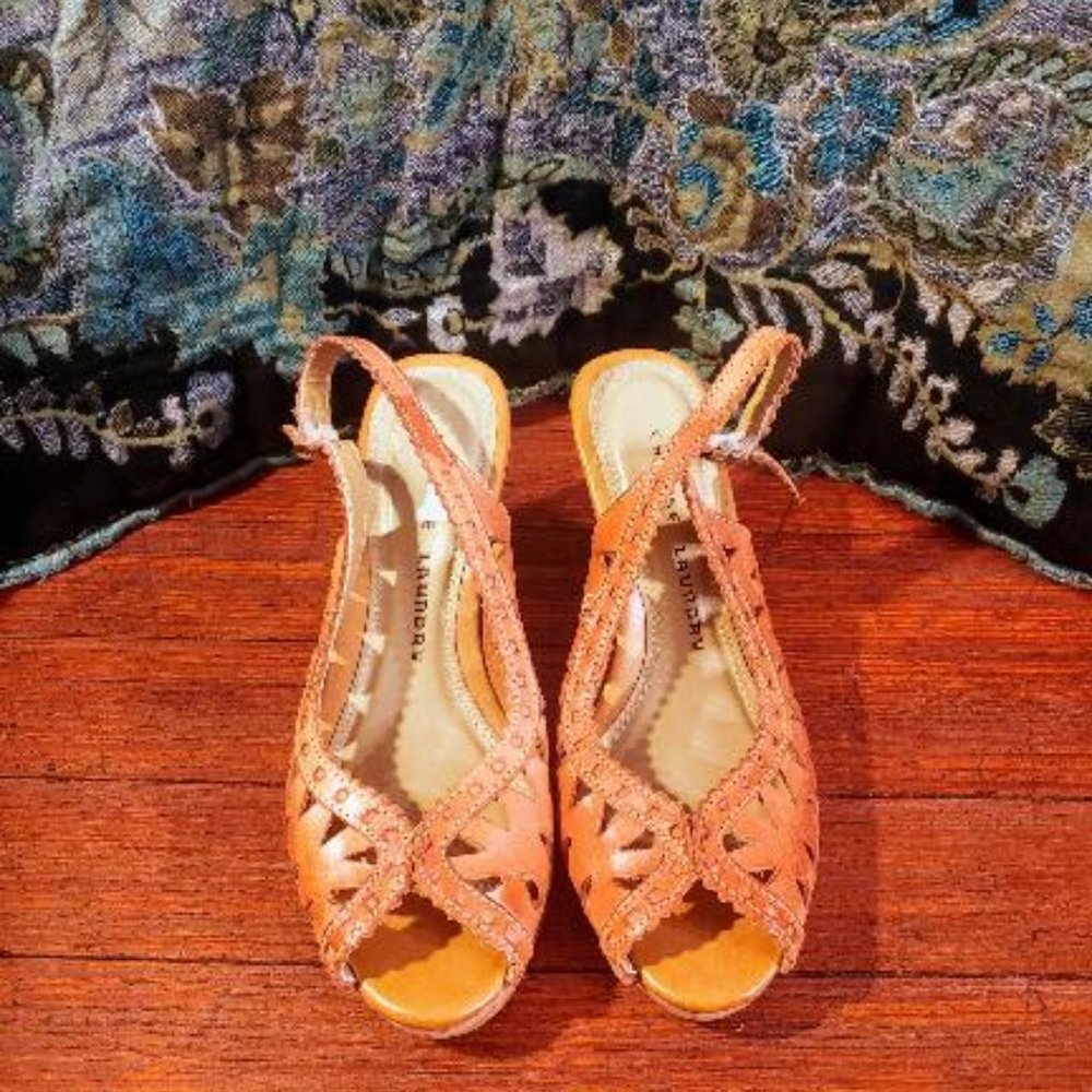Chinese Laundry super cute wedge sandal